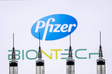 Katmandu, Nepal - 03 Ocak 2021: Pfizer Biyoteknik logosuna karşı bir şırınganın kapatılması