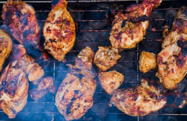 Lezzetli Dumanlı Izgara Barbekü 'yü hazırlıyorum..