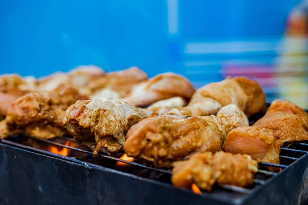 Preparando Delicioso Churrasco Fumegante Grelhado Chama Carvão Livre — Fotografia de Stock