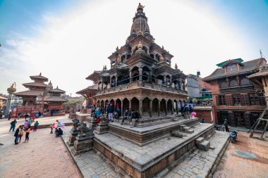 Katmandu, Nepal - Şubat 12021: Nepal 'deki Patan Durbar Meydanı' nda Antik Tapınak ve Stupa.