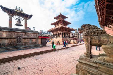 Katmandu, Nepal - Şubat 12021: Nepal 'deki Patan Durbar Meydanı' nda Antik Tapınak ve Stupa.