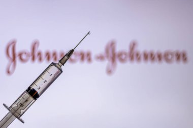 Katmandu, Nepal - 7 Şubat 2021: Johnson ve Johnson logosuna şırınga enjekte edildi. JnJ Coronavirus aşısı, diğer aşılar tarafından gerekli olan iki doz ile karşılaştırıldığında sadece 1 dozda işe yarayacaktır..