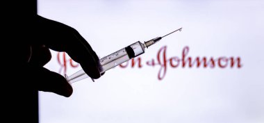 Katmandu, Nepal - 7 Şubat 2021: Johnson ve Johnson logosuna şırınga enjekte edildi. JnJ Coronavirus aşısı, diğer aşılar tarafından gerekli olan iki doz ile karşılaştırıldığında sadece 1 dozda işe yarayacaktır..