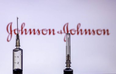 Katmandu, Nepal - 7 Şubat 2021: Johnson ve Johnson logosuna şırınga enjekte edildi. JnJ Coronavirus aşısı, diğer aşılar tarafından gerekli olan iki doz ile karşılaştırıldığında sadece 1 dozda işe yarayacaktır..