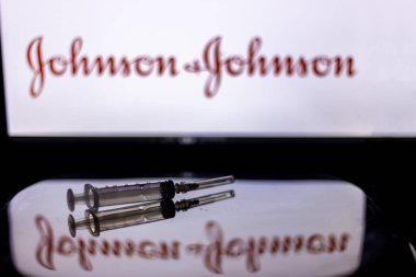 Katmandu, Nepal - 7 Şubat 2021: Johnson ve Johnson logosuna şırınga enjekte edildi. JnJ Coronavirus aşısı, diğer aşılar tarafından gerekli olan iki doz ile karşılaştırıldığında sadece 1 dozda işe yarayacaktır..