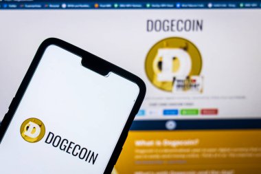 Katmandu, Nepal - 10 Şubat 2021: Dogecoin logosu arka planda bir bilgisayardaki aganist dogecoin web sitesinde. Dogecoin 'in değeri Elon Musk' un tweet 'inden sonra birden fazla kez arttı..