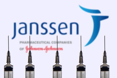 Katmandu, Nepal - 26 Şubat 2021: Janssen İlaç Şirketi logosu Şırınga ya da Enjektör iğnesine karşı. Johnson ve Johnson 'ın Coronavirus aşısı son derece etkili ve sadece bir doz gerekli..