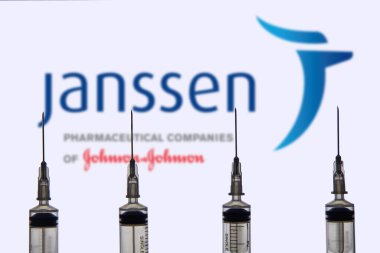 Katmandu, Nepal - 26 Şubat 2021: Janssen İlaç Şirketi logosu Şırınga ya da Enjektör iğnesine karşı. Johnson ve Johnson 'ın Coronavirus aşısı son derece etkili ve sadece bir doz gerekli..