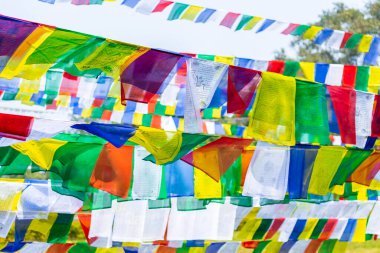 Renkli Dua Bayrakları. Budist metinleriyle Tibet Duası bayrakları.