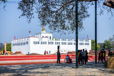 Lumbini, Nepal - 23 Şubat 2021: Lumbini, Nepal 'deki Kutsal Maya Devi Tapınağı. Budist fanatikler için kutsal hac alanı.