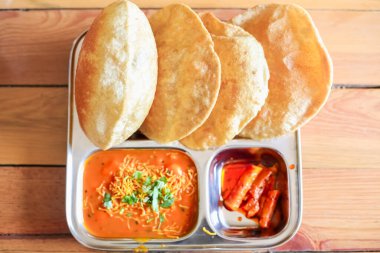 Puri Sabji veya Poori Sabzi. Hint yemeği. Baharatlı sebze ve baharatlı turşuyla servis edilen Hint usulü kızarmış ekmek. Lezzetli görünen Hint yemekleri. Bu tür atıştırmalıklar Hint alt kıtasında popülerdir..