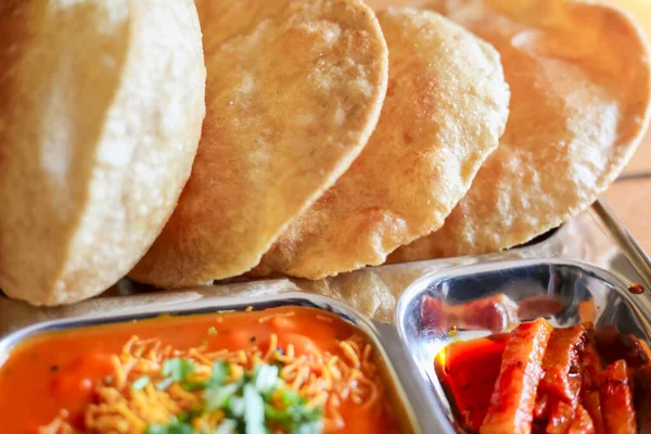 サブジまたはポオリ サブジ インドのお菓子 インドの揚げパンには スパイシーな野菜カレーとスパイシーな漬物が添えられています おいしいインド料理 このタイプのスナックはインド亜大陸で人気があります — ストック写真