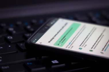 Katmandu, Nepal - 26 Nisan 2021: Bir bilgisayar bilgisayarına karşı akıllı telefondan WhatsApp hizmet koşulları.