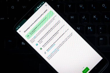 Katmandu, Nepal - 26 Nisan 2021: Bir bilgisayar bilgisayarına karşı akıllı telefondan WhatsApp hizmet koşulları.