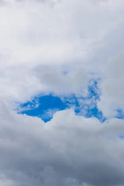Pamut Felhők Mozognak Szél Mentén Kék Felé Sötét Felhőkkel — Stock Fotó