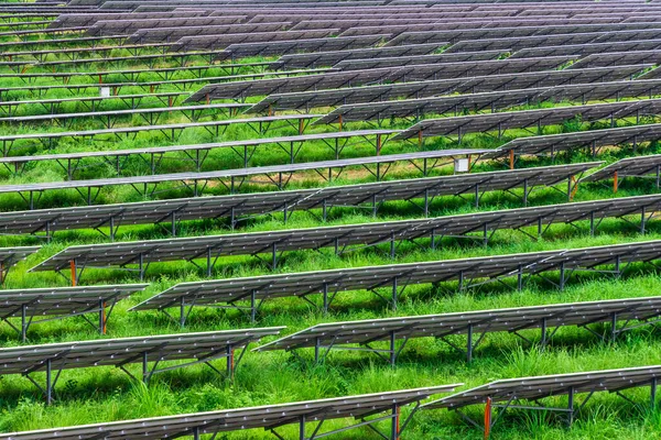 Tiro Aéreo Trás Extremidade Traseira Dos Painéis Fotovoltaicos Uma Fazenda — Fotografia de Stock