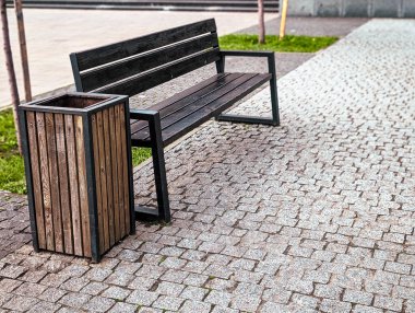 Çağdaş şehir bankı ve kaldırım taşı perspektifli çöp kutusu