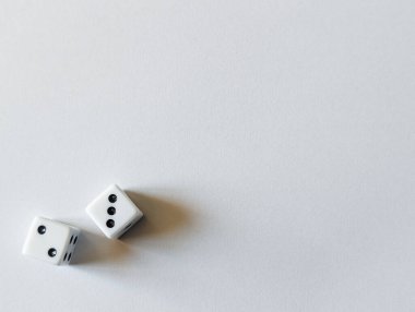 Boş beyaz zarı olan iki beyaz zar. Büyük kopya alanı 2 ve 3 gösteriyor.