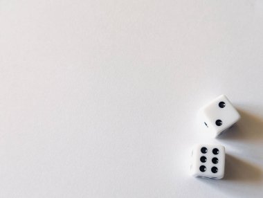 Boş beyaz bir zarı olan iki beyaz zar. Büyük kopya alanı 2 ve 6 gösteriyor.