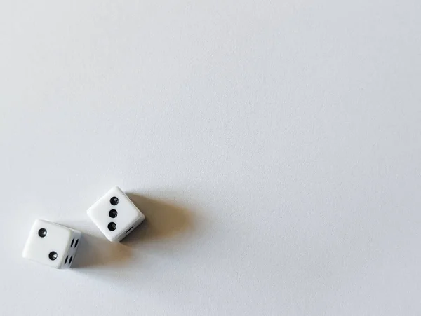 Boş beyaz zarı olan iki beyaz zar. Büyük kopya alanı 2 ve 3 gösteriyor.