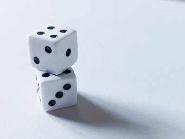 Birbiri üzerine istiflenmiş iki beyaz zarın kavramsal dikey fotoğrafı