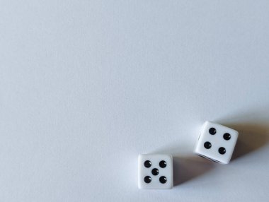 İki beyaz zarın yatay kavramsal fotoğrafı 5 ve 4 'ü gösteriyor.