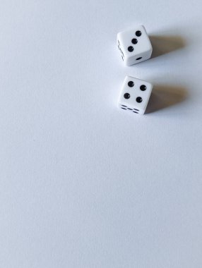 Beyaz zarı olan iki beyaz zarın dikey kavramsal fotoğrafı.