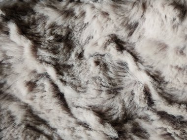Sıcak ve rahat bir arkaplan için gri ve beyaz tonlarında lüks sahte kürk dokusunu kapat