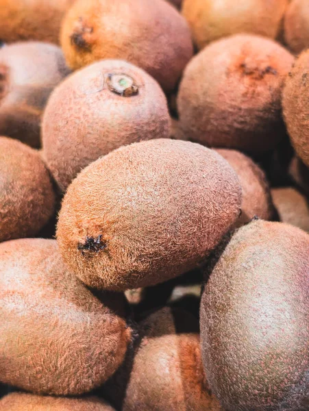 Taze kahverengi kivi meyvesinin tam çerçeve yakın plan cilt dokusu