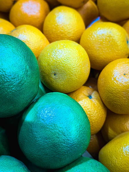 dikey desenli canlı yeşil ve sarı turunçgiller yaklaşır.