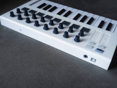 Dijital üretim için kopyalama alanı olan minimalist beyaz midi klavye denetleyici