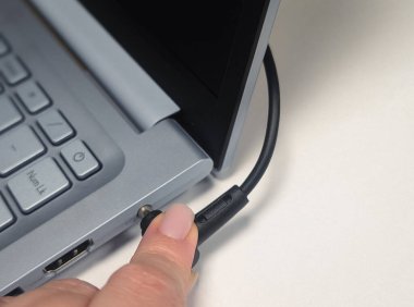 Yuvarlak şarj kablosunu dizüstü bilgisayarın güç portuna kapat