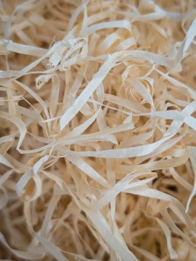 Doğal ahşap talaşlarının dikey makro görüntüsü. Çevre dostu ahşap dolgu dokusu.