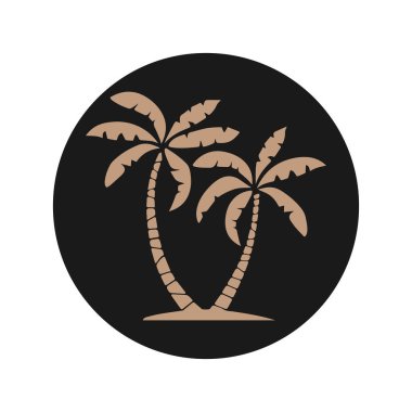 Çerçevede denize karşı palmiye ağaçlarının silueti