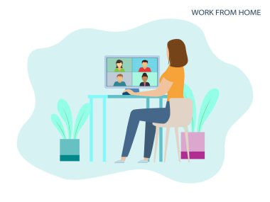  Video konferans yoluyla evden çalışan, COVID-19 salgını konseptini uzaklaştıran ekiple görüşen bir kadın evde kalıyor, evde çalışıyor, sandalye, konferans, takımla görüşüyor.