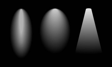 Üç parlak spot ışığı parlıyor. Projektörler sıra dizilmiş kirişlere odaklanmış. Karanlık bir arkaplanda parlak spot ışıkları.