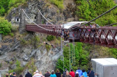 Genç adam Queenstown yakınlarındaki Kawarau Köprüsü 'nden atlıyor. Ticari Bungy Jumping 1988 'de burada doğdu ve her yıl on binlercesi 43 metre atlıyor..