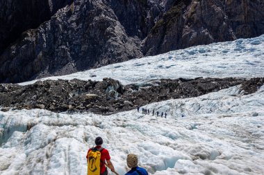 Franz Josef, Yeni Zelanda - 22 Şubat 2016: Franz Josef Buzulu üzerinde yürüyüş yapan bir grup turist