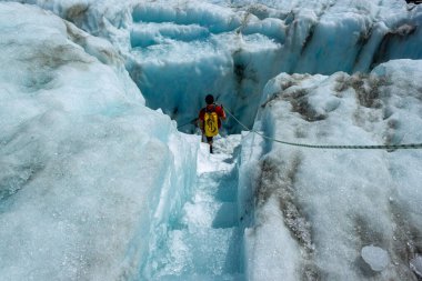 Franz Josef, Yeni Zelanda - 22 Şubat 2016: Franz Josef Buzulu üzerinde yürüyüş yapan bir grup turist