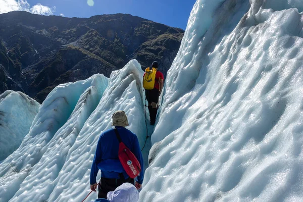 Franz Josef, Neuseeland - 22. Februar 2016: Eine Gruppe Touristen wandert auf dem Franz-Josef-Gletscher — Stockfoto