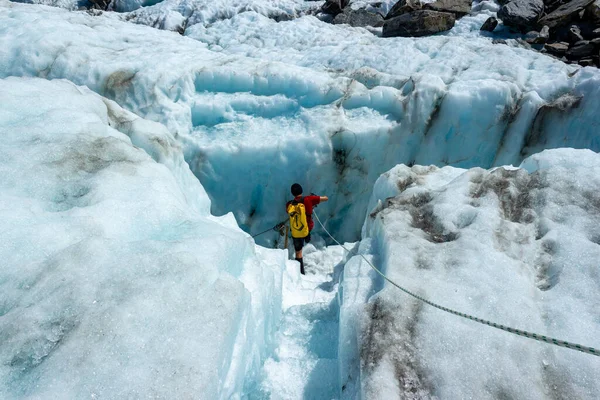 Franz Josef, Neuseeland - 22. Februar 2016: Eine Gruppe Touristen wandert auf dem Franz-Josef-Gletscher — Stockfoto