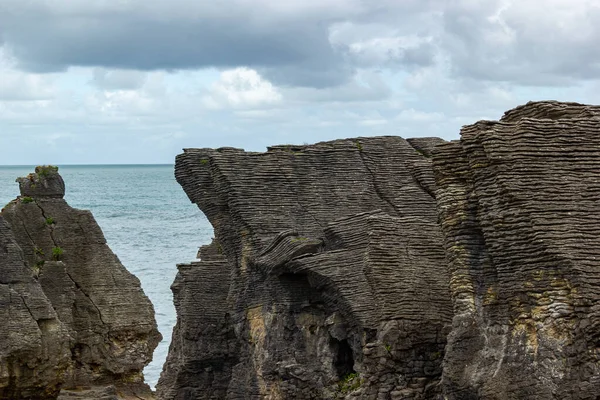 从新西兰南岛西海岸的观景台看到的Punakaiki的薄饼岩 — 图库照片