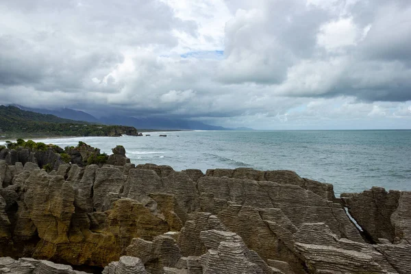 Panqueca Rocks em Punakaiki visto do mirante, Costa Oeste, Ilha do Sul, Nova Zelândia — Fotografia de Stock