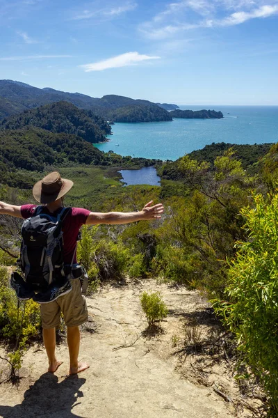 Jovem enyoing vista panorâmica de uma praia tropical com água azul-turquesa e areia branca no parque nacional abel tasman, nova zelândia — Fotografia de Stock