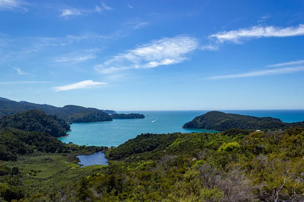 Panoramatický výhled na tropickou pláž s tyrkysovou vodou a bílým pískem v národním parku Abel Tasman, Nový Zéland — Stock fotografie