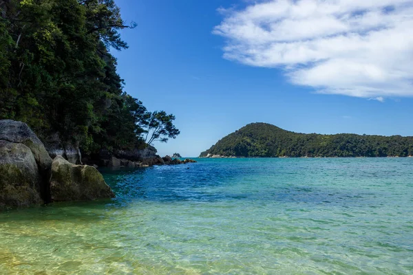 Vista panorámica de una playa tropical con agua turquesa y arena blanca en el parque nacional abel tasman, Nueva Zelanda — Foto de Stock