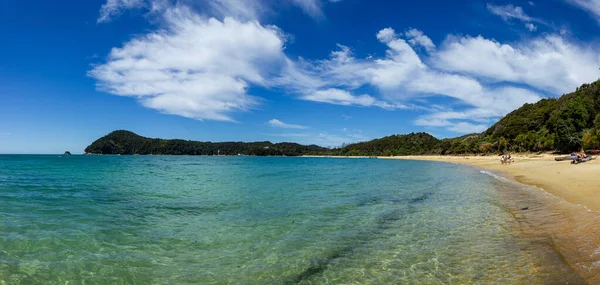 Vista panorámica de una playa tropical con agua turquesa y arena blanca en el parque nacional abel tasman, Nueva Zelanda — Foto de Stock