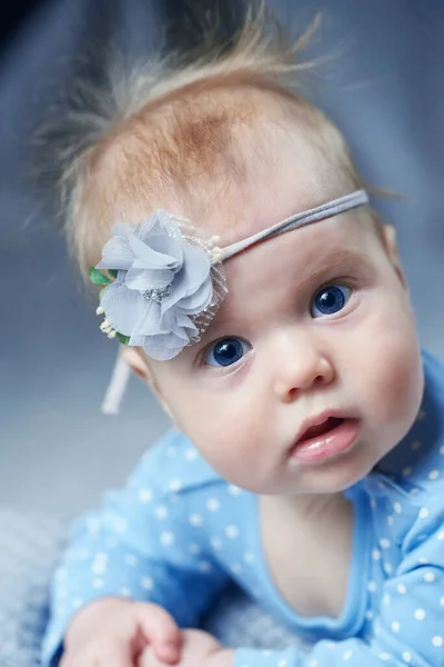 Bebê Bonito Olha Para Câmera Com Uma Brincadeira Azul Cabeça — Fotografia de Stock