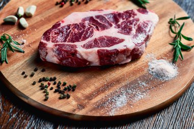 Domuz yağı katmanlı çiğ domuz eti, ahşap bir tahtanın üzerinde sarımsak, biberiye, tuz ve biber ile pişirilmeye hazır. Gelecek et lezzetli.