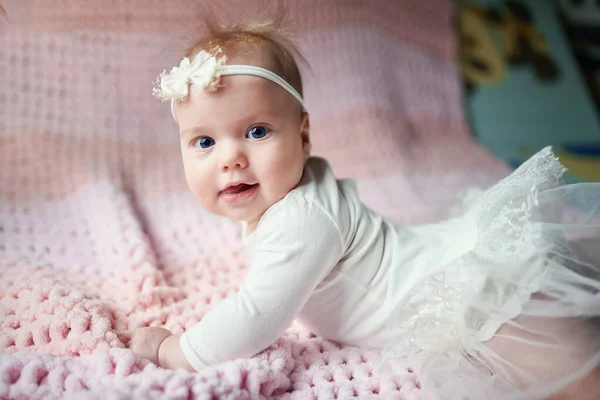 Bebê Bonito Vestido Fofo Olha Para Câmera Com Uma Brincadeira — Fotografia de Stock